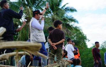 Bupati Aceh Tengah, Haili Yoga, menyapa warganya di Kampung Reje Payung, Kecamatan Linge, yang terdampak parah bencana pada Sabtu (20/12/2025) lalu. (Foto: Dok. Pemkab Aceh Tengah).
