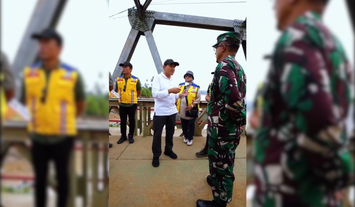 Wagub Aceh, Fadhlullah, saat meninjau langsung progres pembangunan Jembatan Bailey Kuta Blang di Kabupaten Bireuen, Jumat (26/12/2025). (Foto: Dok. Pemerintah Aceh).