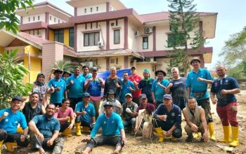Relawan ASN kesehatan membersihkan Kantor Dinas Kesehatan Aceh Tamiang pascabanjir setelah kantor sempat lumpuh akibat endapan lumpur, pada Selasa (30/12/2025). (Foto: Dok. Dinkes Aceh).