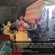 Tim EMT Terpadu sedang mengobati warga terdampak bencana banjir dan longsor di Posko Pengungsian Pelabuhan Muara Satu, Kota Lhokseumawe. (Foto: Dok. Dinkes Aceh).