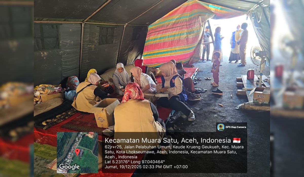 Tim EMT Terpadu sedang mengobati warga terdampak bencana banjir dan longsor di Posko Pengungsian Pelabuhan Muara Satu, Kota Lhokseumawe. (Foto: Dok. Dinkes Aceh).