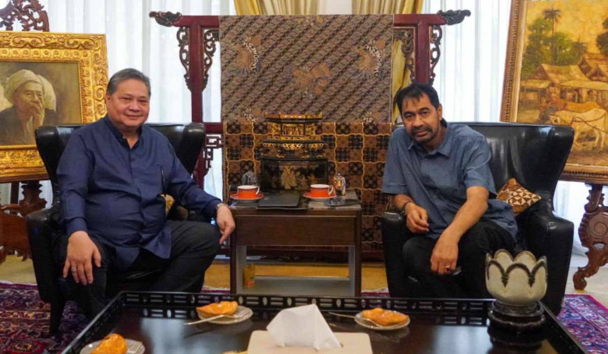 Menko Perekonomian Airlangga Hartarto (kiri) bertemu Gubernur Aceh Muzakir Manaf (kanan) di Jakarta, Jumat (26/12/2025). Pertemuan ini membahas relaksasi KUR bagi usaha terdampak banjir dan longsor di Aceh. (Foto: Dok. @airlanggahartarto_official).