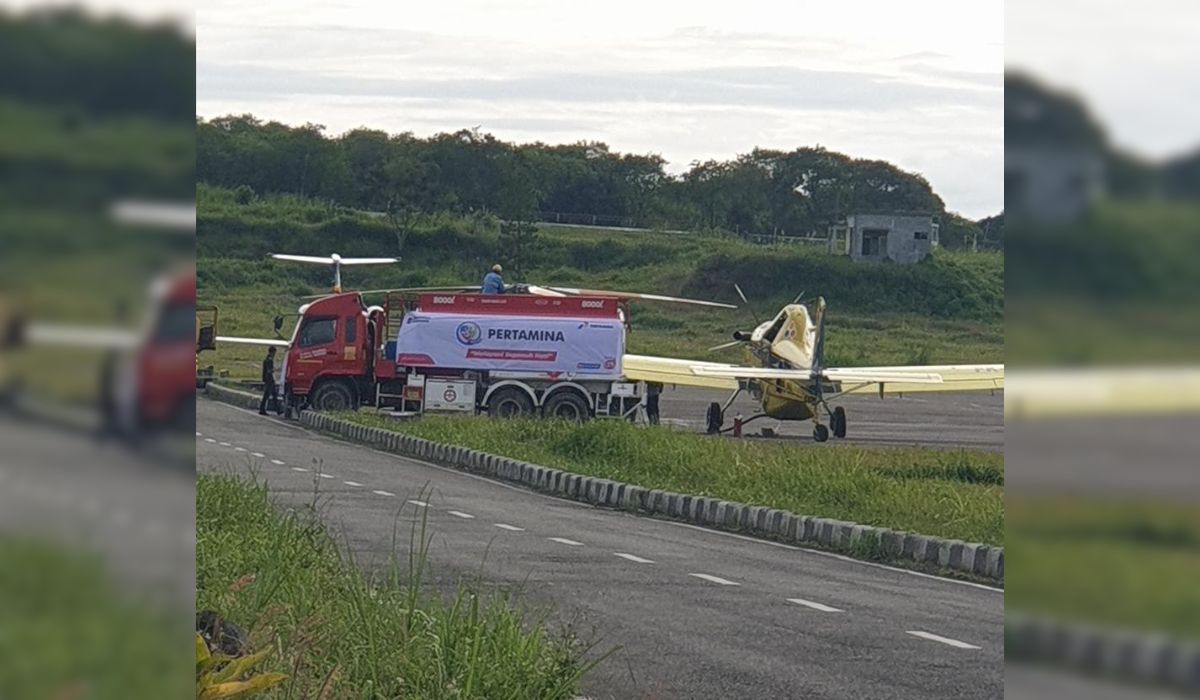 Pesawat Air Tractor berada di apron bersama mobil tangki Pertamina saat proses distribusi BBM ke Aceh Tengah, Jumat (19/12/2025).