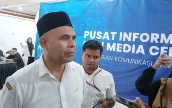 Juru Bicara Posko Tanggap Darurat Bencana Hidrometeorologi Aceh, Murthalamuddin, saat menyampaikan urgensi percepatan izin bantuan internasional guna menembus isolasi wilayah terdampak bencana kepada awak media di Banda Aceh, Rabu (3/12/2025). (Foto: Dok. Posko Tanggap Darurat Bencana Hidrometeorologi Aceh).