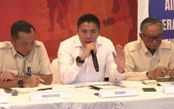 Seskab Teddy Indra Wijaya (tengah), Mensesneg Prasetyo Hadi (kiri) dan Menteri PU Dody Hanggodo (kanan), dalam konferensi pers Penanganan Bencana Sumatera di Lanud Halim Perdana Kusuma, Jakarta, Jumat (19/12/2025). (Foto: Tangkapan layar kanal YouTube Sekretariat Presiden).