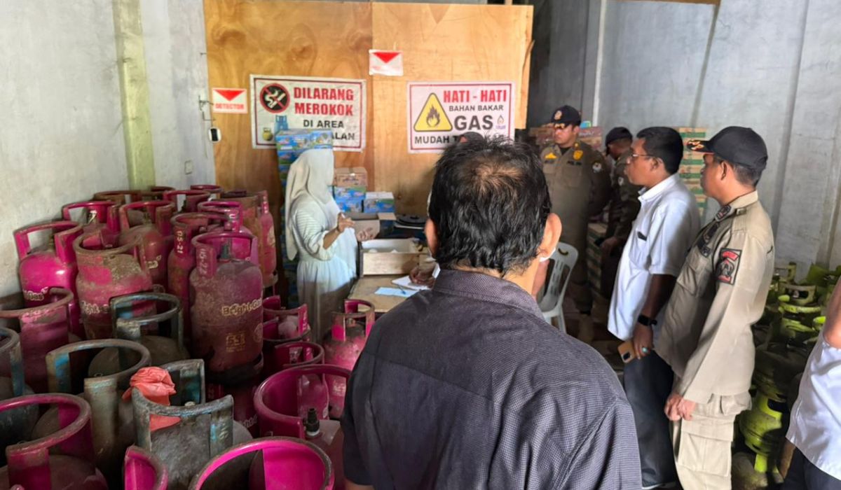 Tim Terpadu Pemkab Aceh Barat melakukan pengawasan distribusi LPG 3 kilogram di salah satu pangkalan, Meulaboh, Rabu (17/12/2025). (Foto: Dok. Humas Pemkab Aceh Barat).