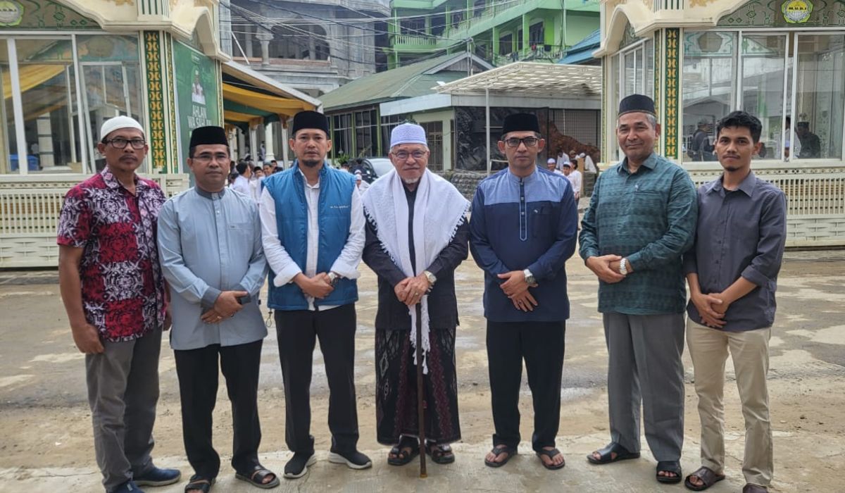 Plh. Kepala Dinas Pendidikan Dayah Aceh, Andriansyah, bersama jajaran saat saweu ulama di Dayah MUDI Mesra Samalanga yang di pimpin Tgk. H. Hasanoel Bashry (Abu Mudi), Kabupaten Bireuen, Kamis (25/12/2025). (Foto: Dok. Dinas Pendidikan Dayah Aceh).