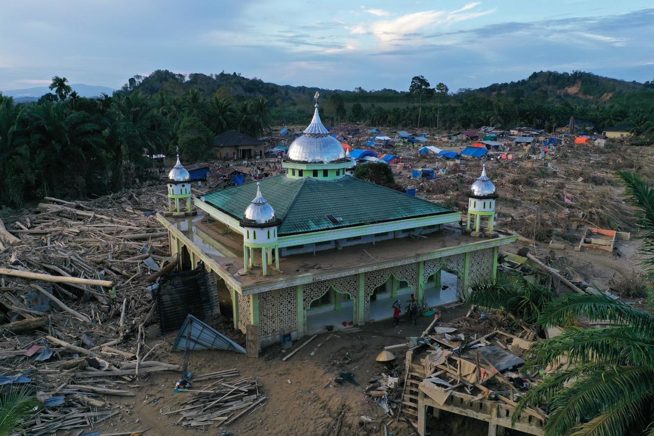 Kondisi Masjid di Desa Sekumur, Kecamatan Sekerak, Aceh Tamiang, pada Jumat (18/12/2025). Desa ini hancur lebur diterjang banjir bandang pada akhir November 2025 lalu.