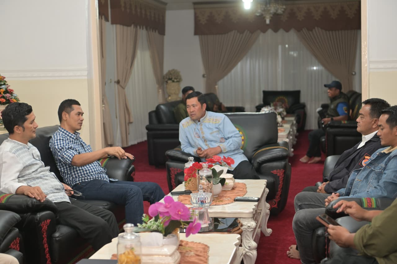 Sekda Aceh, M. Nasir, bersama Asisten I Setda Aceh, Syakir, dalam pertemuan dengan Bupati Aceh Tengah, pada Jumat (26/12/2025). (Foto: Dok. Pemerintah Aceh/KoranAceh.Net).