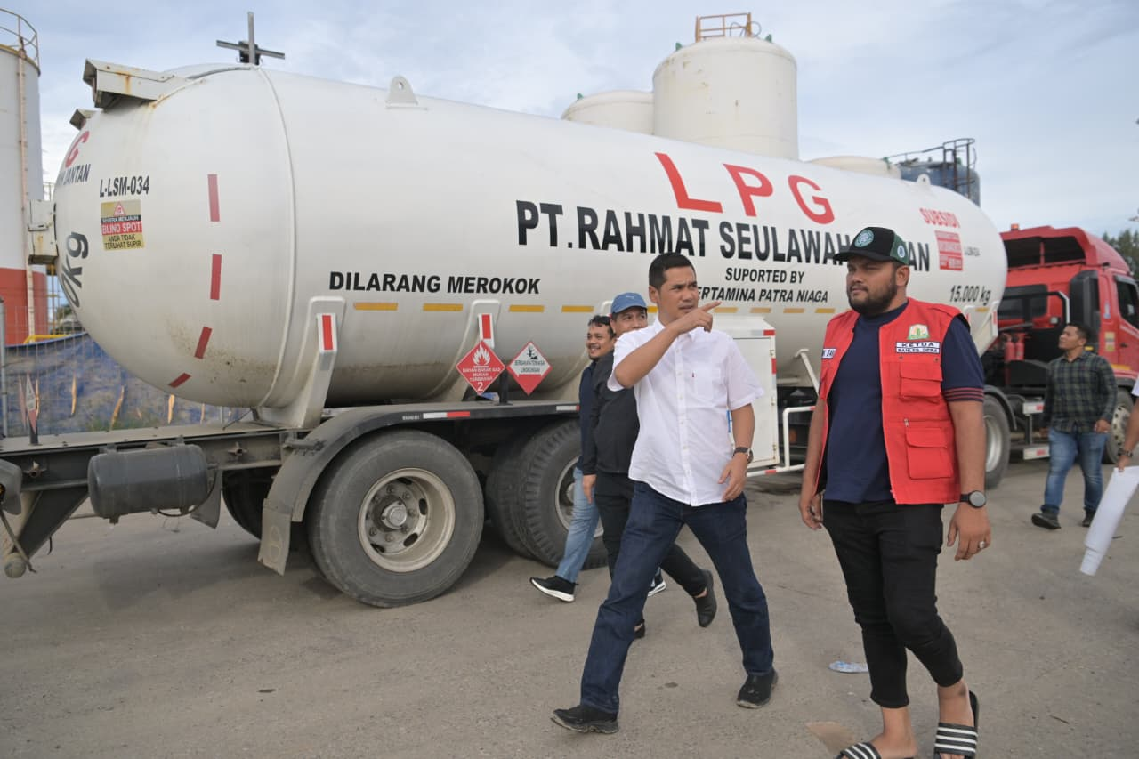 Sekda Aceh, M. Nasir saat mengunjungi Posko Logistik Pelabuhan Krueng Gekuh Lhokseumawe, Sabtu, (27/12/2025).