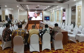 Gubernur Aceh Muzakir Manaf memimpin rapat virtual perpanjangan ketiga status tanggap darurat bencana hidrometeorologi Aceh di Posko Tanggap Darurat Banjir dan Longsor, Banda Aceh, Kamis (8/1/2026). (Foto: Dok. Pemerintah Aceh/KoranAceh.Net).
