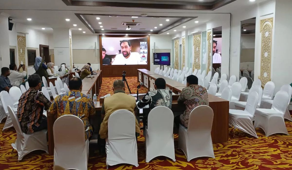 Gubernur Aceh Muzakir Manaf memimpin rapat virtual perpanjangan ketiga status tanggap darurat bencana hidrometeorologi Aceh di Posko Tanggap Darurat Banjir dan Longsor, Banda Aceh, Kamis (8/1/2026). (Foto: Dok. Pemerintah Aceh/KoranAceh.Net).