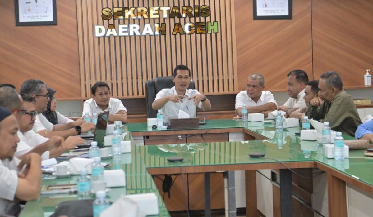 Sekda Aceh M. Nasir saat memimpin rapat koordinasi penyusunan dokumen Rencana Rehabilitasi dan Rekonstruksi (R3P) pascabencana bersama jajaran SKPA di Banda Aceh, Rabu (31/12/2025). (Foto: Dok. Pemerintah Aceh).