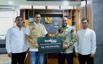 Direktur Utama Bank Aceh Fadhil Ilyas menyerahkan secara simbolis bantuan Bank Aceh Peduli kepada Sekda Aceh Muhammad Nasir di Kantor Gubernur Aceh, Jumat (2/1/2026). (Foto: Dok. Bank Aceh/KoranAceh.Net).