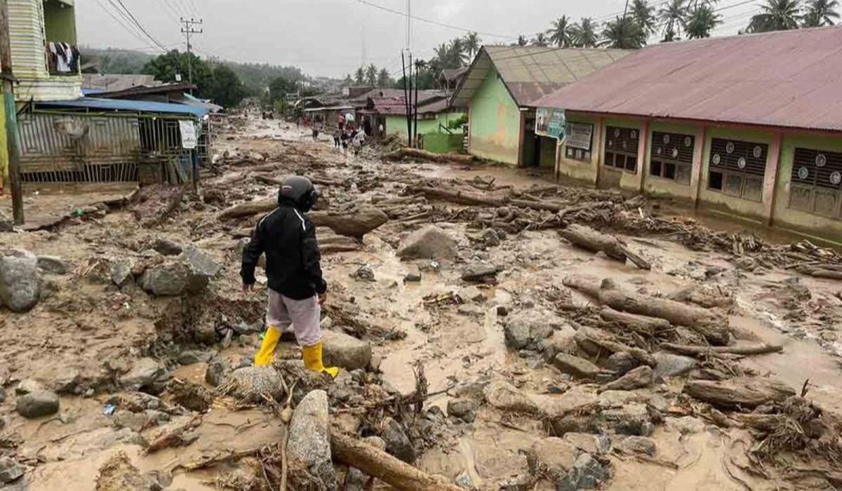 Seorang warga berjalan dekat bangunan sekolah yang terdampak banjir di Ladang Rimba, Kabupaten Aceh Selatan. (Dok. BPBD Kabupaten Aceh Selatan/HO-Antara).