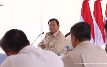 Presiden Prabowo Subianto saat memimpin rapat terbatas di Aceh Tamiang, Kamis (1/1/2026). (Foto: Tangkapan layar siaran resmi di kanal YouTube Sekretariat Presiden).