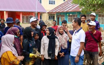 Sekda Aceh Muhammad Nasir berdialog dengan ASN dan warga saat gotong royong membersihkan fasilitas pendidikan terdampak banjir di Aceh Tamiang, Minggu (4/1/2026). (Foto: Dok. Pemerintah Aceh/KoranAceh.Net).