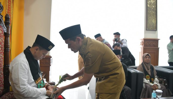 Fadhlullah Sambut Juara AKSI 2026 Tgk. Habibi An Nawawi di Bandara SIM, Disambut Adat Aceh