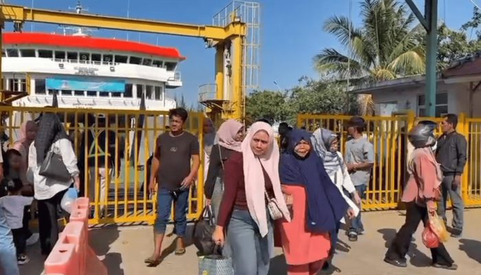 Lonjakan Wisatawan Idulfitri, Pelabuhan Ulee Lheue Dipadati Penumpang ke Sabang