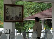Prabowo Ziarah ke Makam Margono Djojohadikusumo, Warga Sambut Antusias