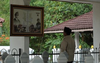Prabowo Ziarah ke Makam Margono Djojohadikusumo, Warga Sambut Antusias
