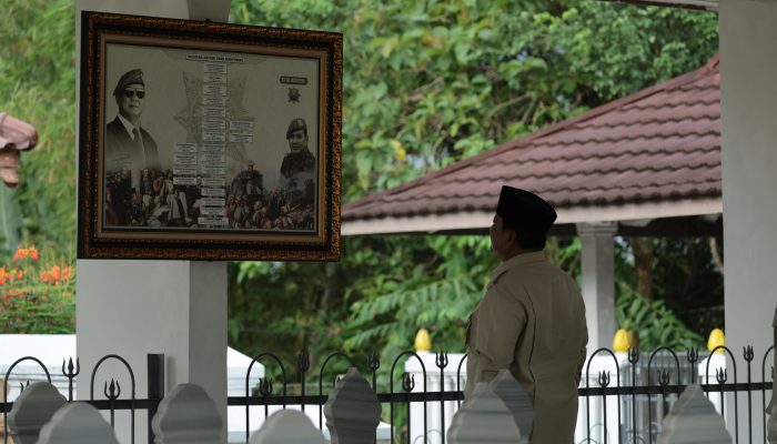 Prabowo Ziarah ke Makam Margono Djojohadikusumo, Warga Sambut Antusias