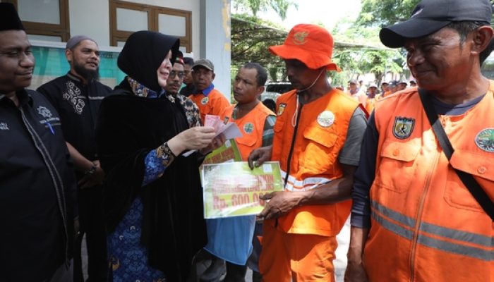 Illiza Serahkan Zakat dan Paket Ramadan untuk Petugas Kebersihan Banda Aceh