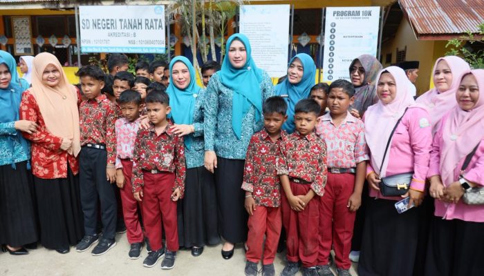 Bunda Guru Aceh Marlina Muzakir Kunjungi SD Tanah Rata, Bagikan Seragam dan Kampanyekan Gemarikan