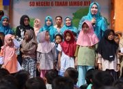 Marlina Muzakir Tepati Janji, Bagikan Seragam Sekolah untuk Siswa Terdampak Banjir di Aceh Utara