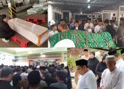Suasana Haru Iringi Pemakaman Zulmansyah Sekedang di Pekanbaru