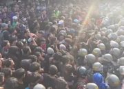 Demo Kaltim Ricuh, Orator Redam Massa di Kantor Gubernur Samarinda