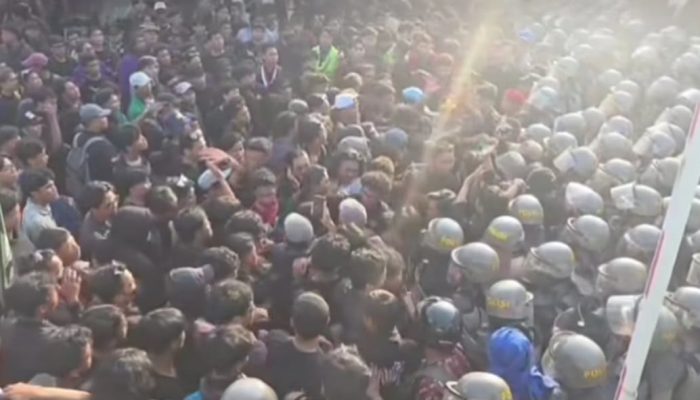 Demo Kaltim Ricuh, Orator Redam Massa di Kantor Gubernur Samarinda