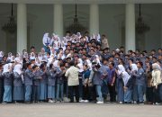 Momen Hangat Prabowo dan Pelajar FOJB di Istana Negara