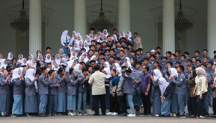 Momen Hangat Prabowo dan Pelajar FOJB di Istana Negara