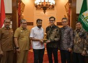 Muzakir Manaf Raih Penghargaan Top Pembina BUMD 2026