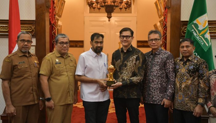 Muzakir Manaf Raih Penghargaan Top Pembina BUMD 2026