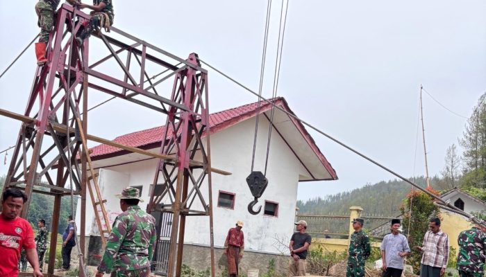 TNI Bangun Jembatan Gantung di Dabun Gelang