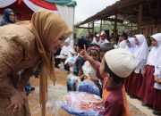 Ketua TP PKK Aceh Kunjungi Sekolah Darurat di Linge, Bagikan Seragam untuk Siswa