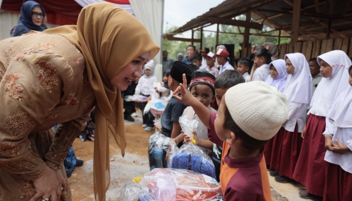 Ketua TP PKK Aceh Kunjungi Sekolah Darurat di Linge, Bagikan Seragam untuk Siswa
