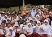 Ketua TP PKK Aceh Kunjungi Huntara Blang Rakal, Beri Bantuan untuk Siswa dan Korban Bencana