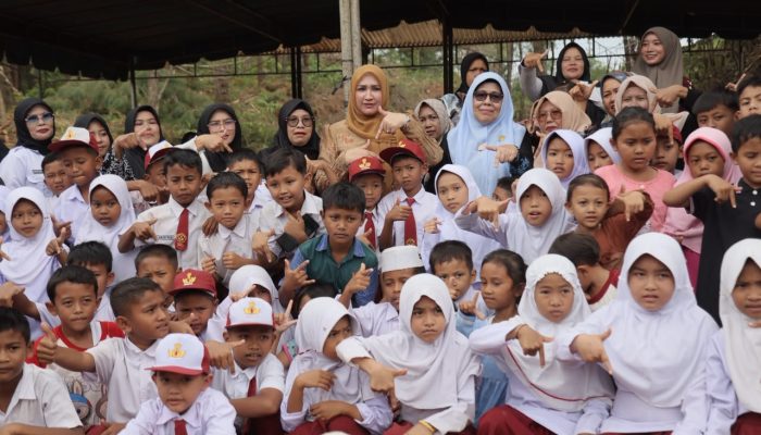 Ketua TP PKK Aceh Kunjungi Huntara Blang Rakal, Beri Bantuan untuk Siswa dan Korban Bencana