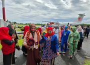 Ketua TP PKK Aceh Serahkan Bantuan Bufferstok Rp2,2 Miliar dan Bantuan UMKM di Simeulu
