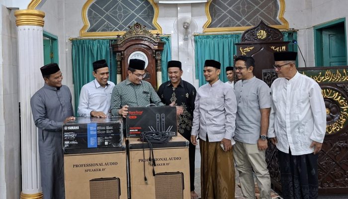 Irwansyah ST Serahkan Pengeras Suara untuk Masjid Al Falah Neusu Jaya