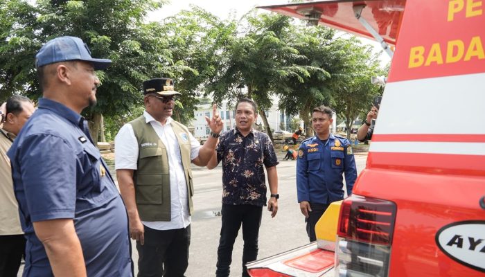 Safrizal Serahkan Mobil Damkar dan Pompa Portable untuk Aceh Tamiang