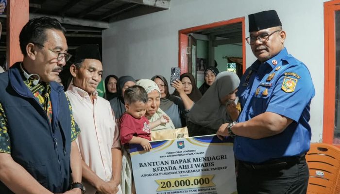 MNdagri Tito beri santunan untuk Keluarga Petugas Damkar Pangkep